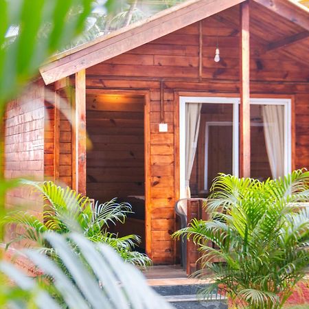 Selesta Sea By The Beach Morjim Exterior foto