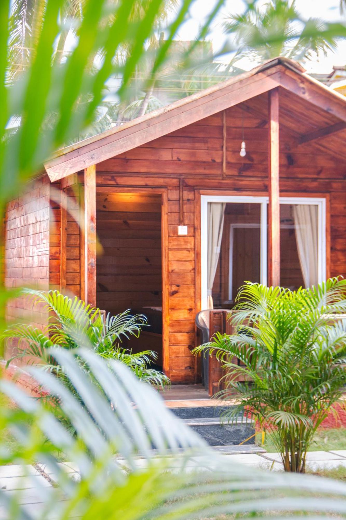 Selesta Sea By The Beach Morjim Exterior foto