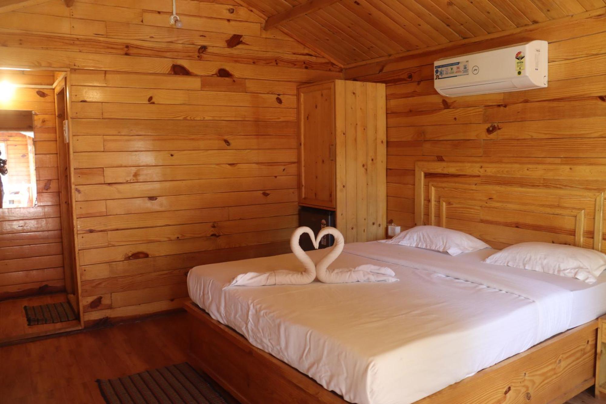 Selesta Sea By The Beach Morjim Exterior foto